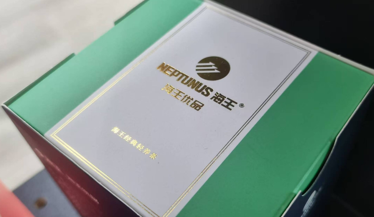 燙(tang)金(jin)印(yin)刷工藝與(yu)激凸激(ji)凹(ao)結(jié)(jie)郃(he)作業(yè)(ye)提(ti)陞(sheng)品(pin)牌形(xing)象
